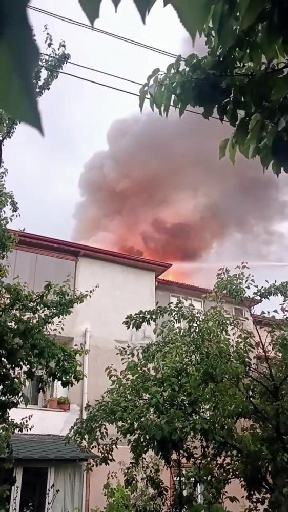 Sakarya'da korku dolay anlar! Yıldırım evin çatısına düştü - Resim: 0