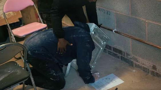 Kafasını mikrodalga fırına soktu içine çimento döktü ve... - Resim: 1