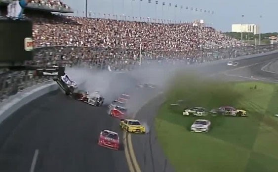 Araba yarışında dehşet: 33 yaralı - Resim: 1