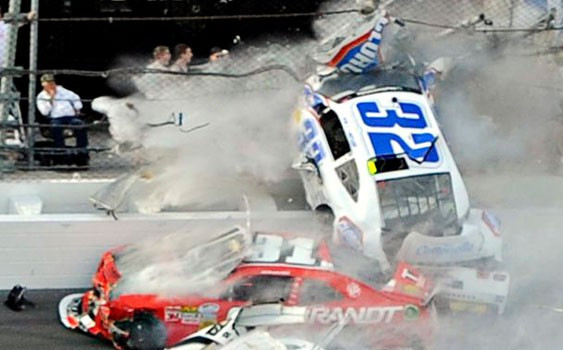 Araba yarışında dehşet: 33 yaralı - Resim: 2