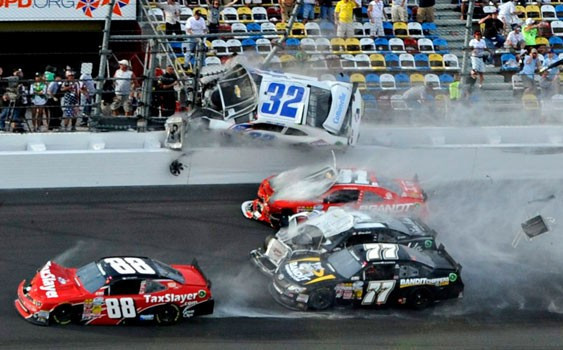 Araba yarışında dehşet: 33 yaralı - Resim: 3