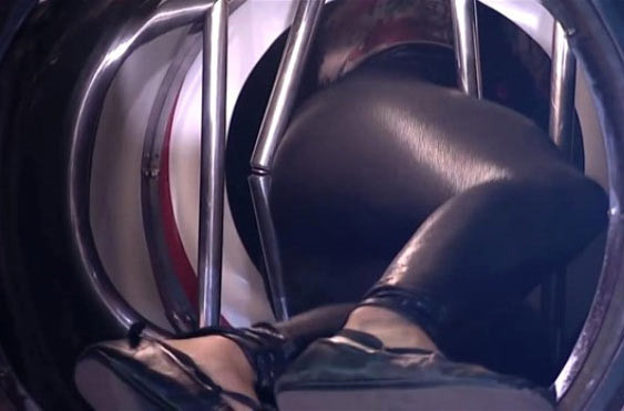 Sihirbaz hileyi ifşa etti! Boğazından iğneleri nasıl çıkarıyor? - Resim: 3