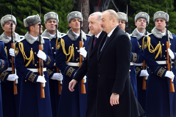 Erdoğan'a Bakü'de kardeş ülkeye yakışır karşılama! Aliyev'e hediyesi dikkat çekti - Resim: 4