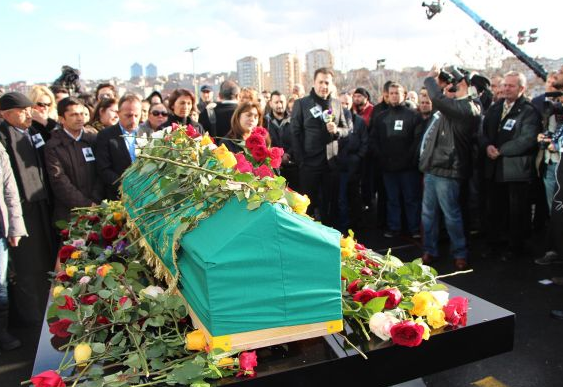 Torununun çorabı Birand'ın tabutunda! - Resim: 4