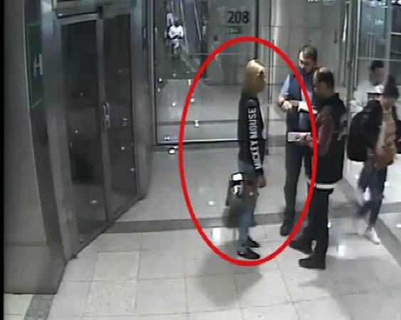 Havalimanında şoke eden görüntü! Kadın yolcunun... - Resim: 1