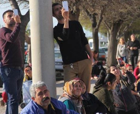 Dakikalarca izleyip telefona kaydettiler - Resim: 3