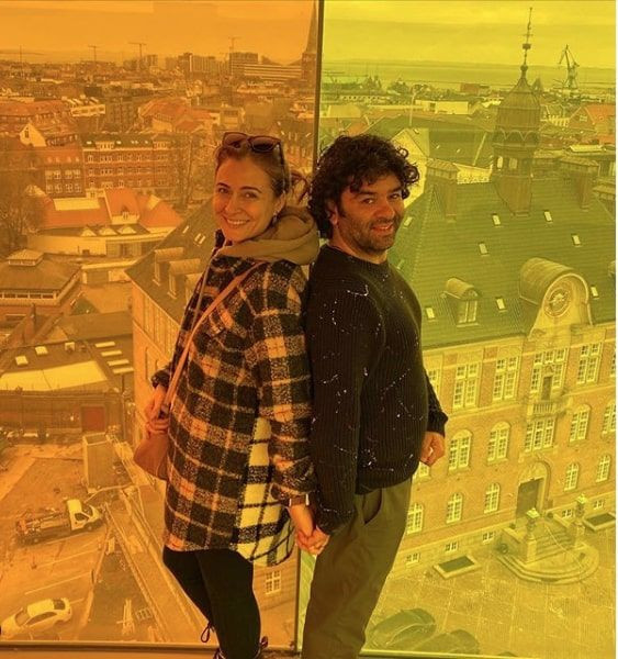 Ceyda Düvenci eşi Bülent Şakrak'ı uğurladı Sefirin Kızı sete çıkıyor - Resim: 4