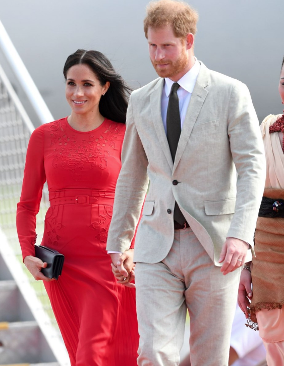 Meghan Markle elbisesiyle dünyaya rezil oldu - Resim: 1