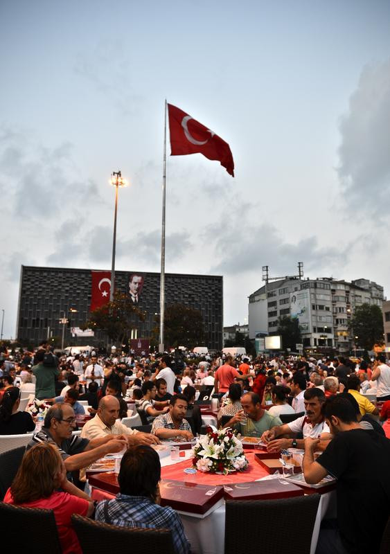 Taksim böyle iftar sofrası görmedi - Resim: 3