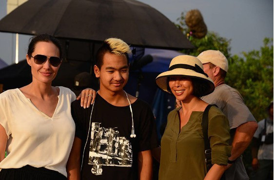 Çocuklar üzerinde zalimce deney yapan Angelina Jolie'ye büyük tepki - Resim: 2