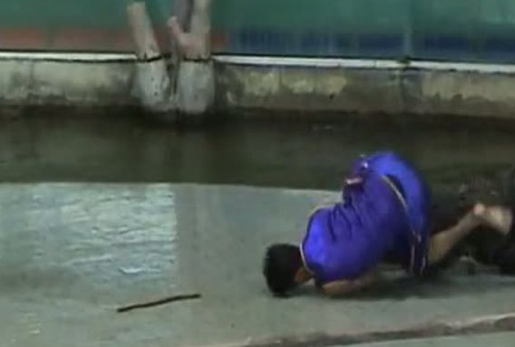 Timsah bakıcının elini böyle kaptı - Resim: 3