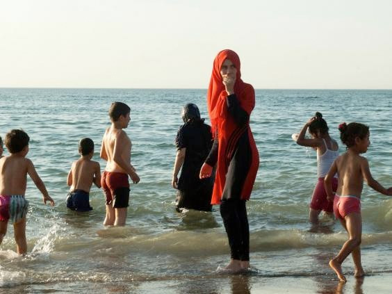 Fransız polisi plajda uzanan kadını herkesin gözü önünde - Resim: 1