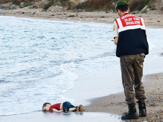 Aylan Kurdi'nin heykeli yapıldı Papa, BM'ye hediye etti - Resim: 1