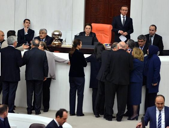 AK Partili kadın milletvekilleri divan önünde el ele tutuştular - Resim: 3