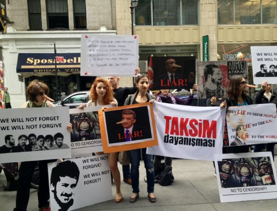 Abdullah Gül'e New York'ta pinokyolu protesto - Resim: 4