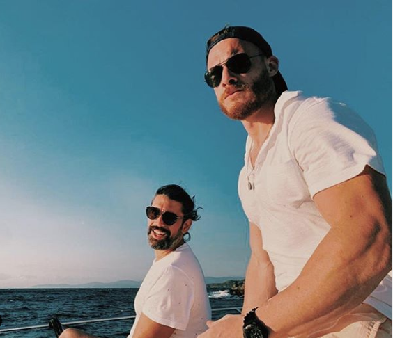 Kerem Bürsin'in sağlık durumu nasıl? Tekneden düşerek hastaneye kaldırılmıştı - Resim: 1