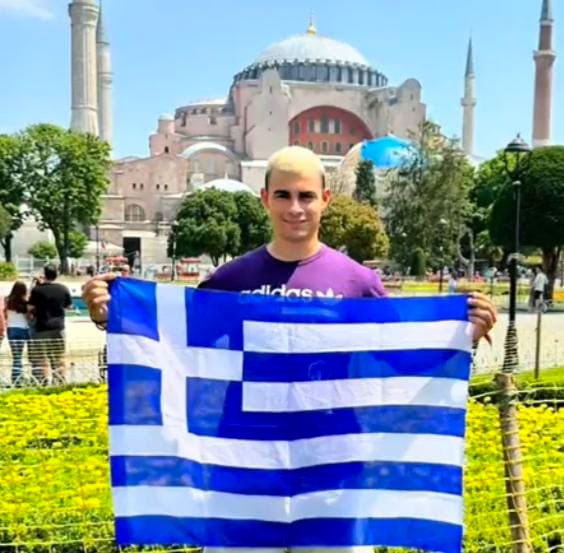 Ayasofya önünde Yunan bayrağı açan provokatör Yunan fenomen hakkında karar - Resim: 0