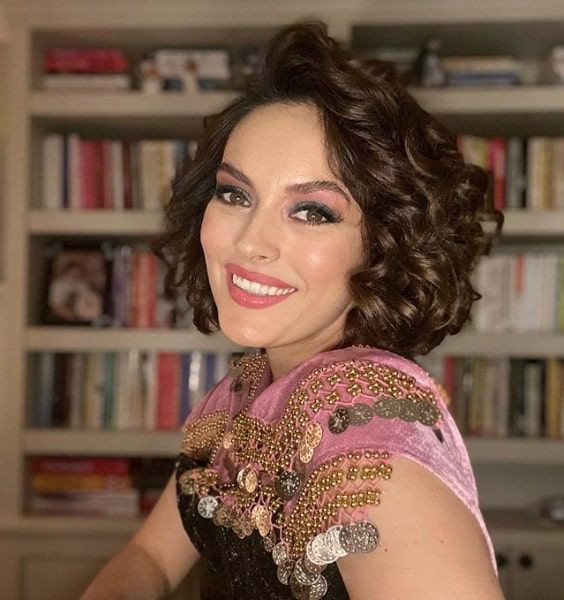 Ezgi Mola Muazzez Abacı oldu taklidiyle herkesi gülmekten kırdı geçirdi - Resim: 1