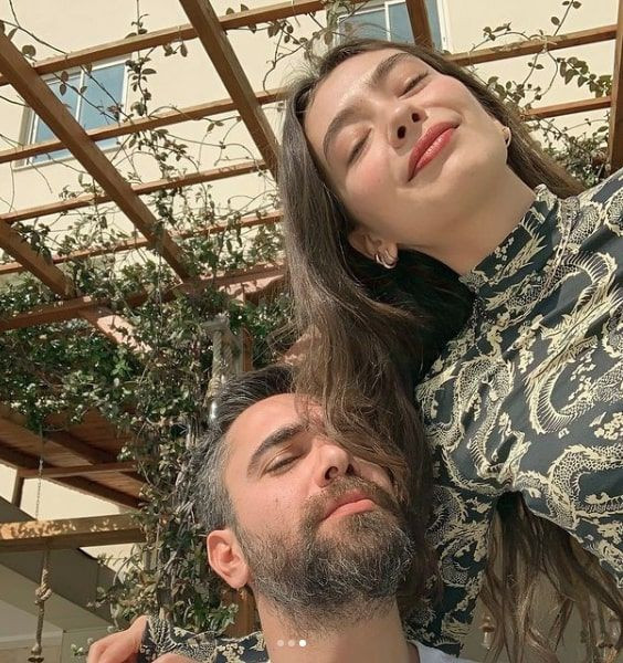 'Yayılacaksa aşk yayılsın' deyip Neslihan Atagül Kadir Doğulu'yla dudak dudağa paylaştı - Resim: 2