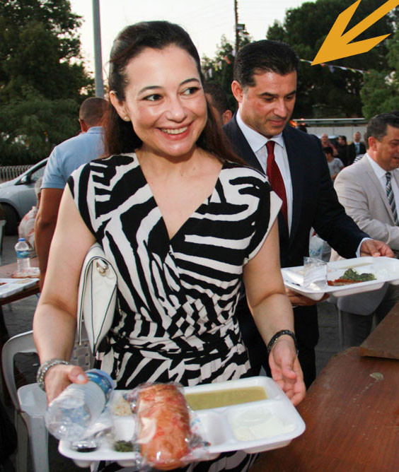 KKTC karıştı! Başbakan korumalara eşini sokağa attırdı! - Resim: 3