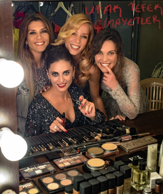 Star TV'nin fenomen dizisi Ufak Tefek Cinayetler'de dikkat çeken afiş - Resim: 2