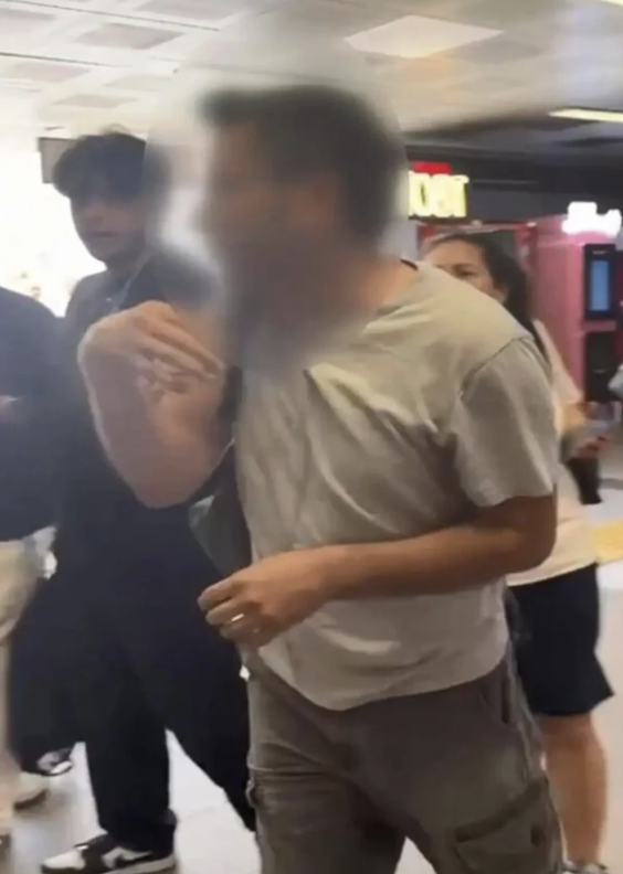 Metrobüs durağında sapıklık! Tüm gün fotoğrafını çeken şahsa vatandaşlardan tepki - Resim: 2
