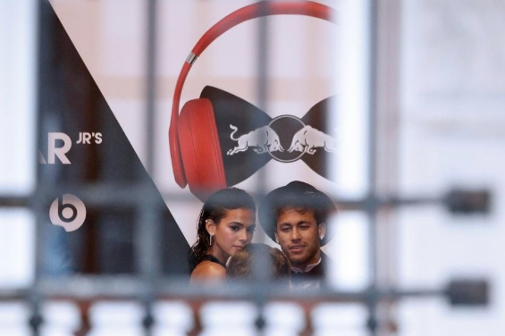 Neymar'ın doğum gününde dikkat çeken öpücük - Resim: 3