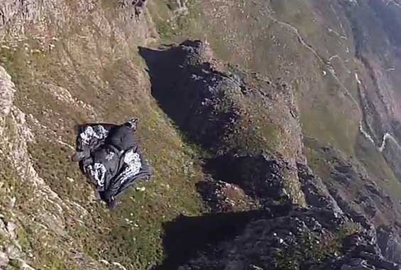 Saatte 190 km hızla dağa çarptı - Resim: 3