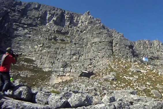 Saatte 190 km hızla dağa çarptı - Resim: 4