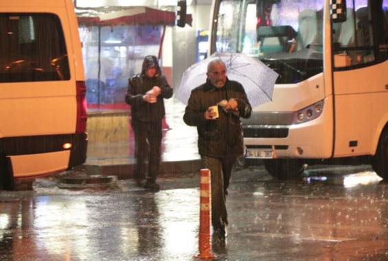 İstanbul yağmura hazırlıksız yakalandı! - Resim: 1