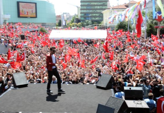 Bayrağını alan alana koştu - Resim: 1