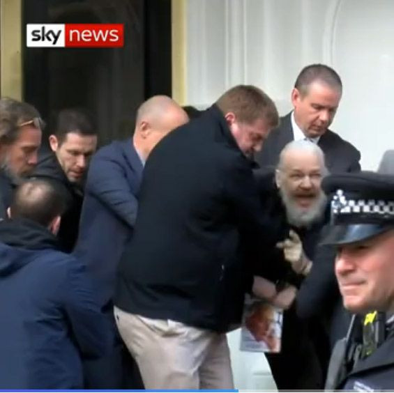 Julian Assange kimdir? 'Cesur bir aktivist' de deniyor 'ilgi bağımlısı' da - Resim: 3