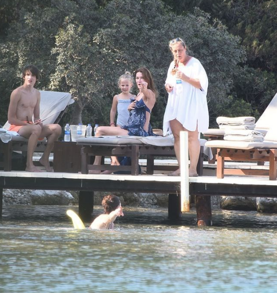 Bikiniyle yakalanan Carla Bruni'ye uyarı: Seni çekiyorlar - Resim: 4