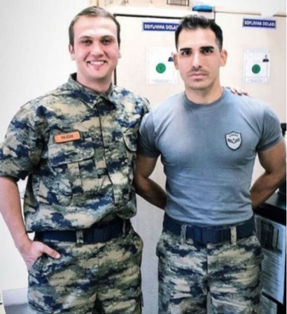 Aras Bulut İynemli Çukur'un sezon arasında askere gitti! Birlikte sevgi seline uğradı - Resim: 2