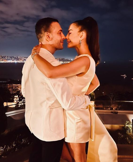 Demet Özdemir ve Oğuzhan Koç'un çok merak edilen düğün davetiyesi belli oldu! - Resim: 1