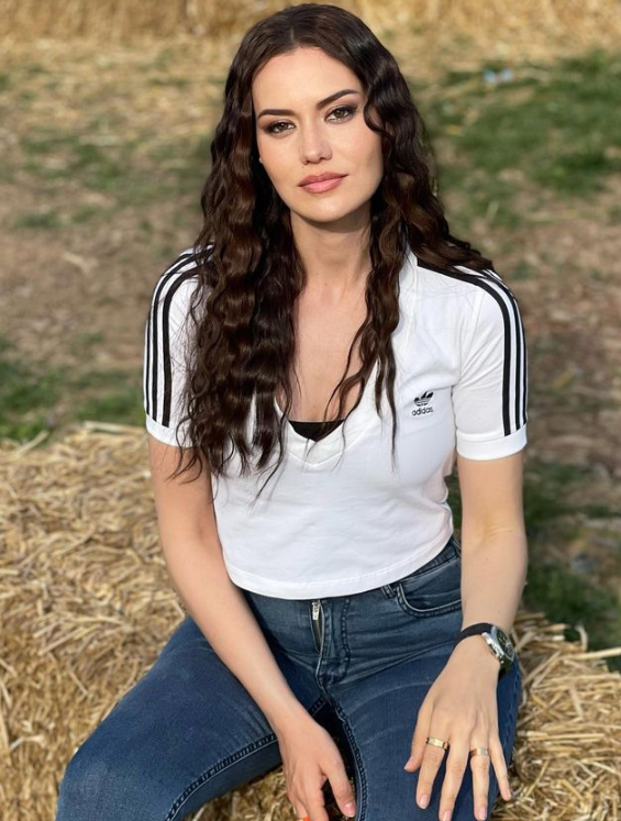 Fahriye Evcen hamilelik halini paylaştı karnı burnunda! Burak Özçivit'ten yorum gecikmedi - Resim: 4