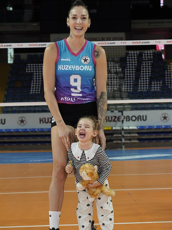 Milli voleybolcu Büşra Kılıçlı, kızıyla birlikte trafik kazası geçirdi - Resim: 1