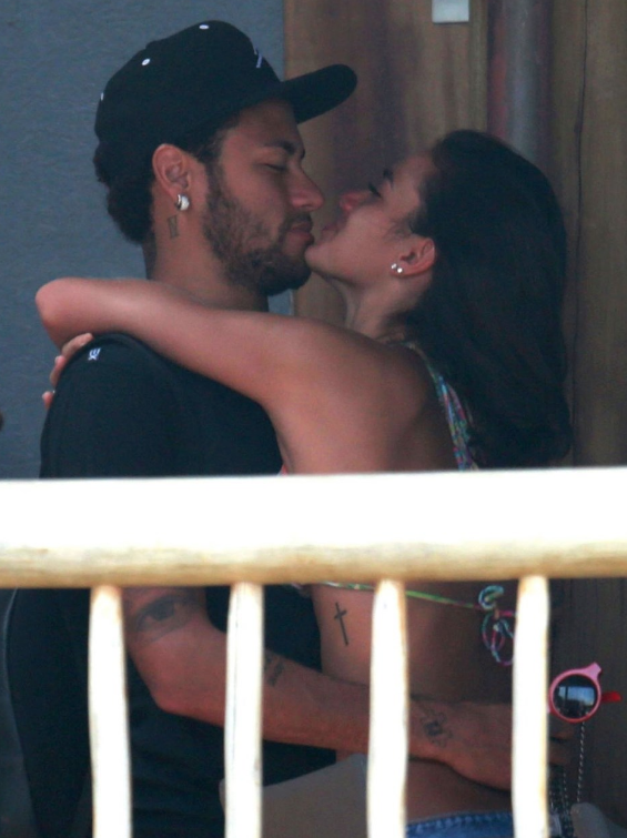 Neymar uzatmalı sevgilisiyle dudak dudağa! - Resim: 1