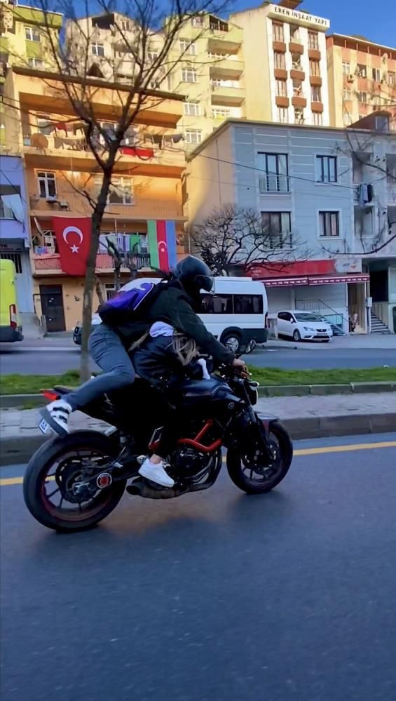 Kız arkadaşıyla motosiklette yer değiştirdi! O gencin yaptığı yanına kalmadı - Resim: 2