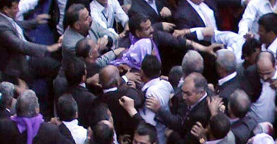 Urfa'da 'bakana bakma' kavgası! - Resim: 1