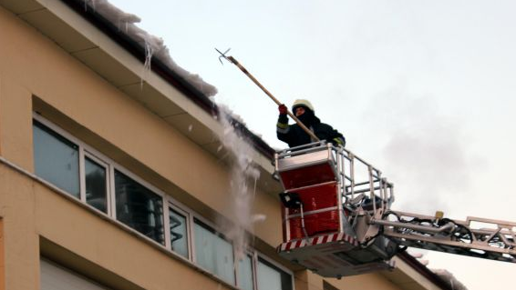 Çatıdan düşen kar aracı bu hale getirdi - Resim: 1