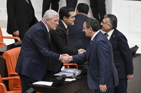 TBMM’de bütçe maratonunun son günü! Liderler böyle tokalaştı... - Resim: 1