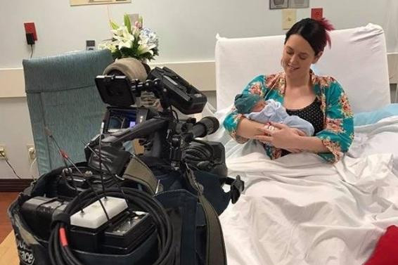 Radyocu kadın canlı yayında doğurdu! - Resim: 3