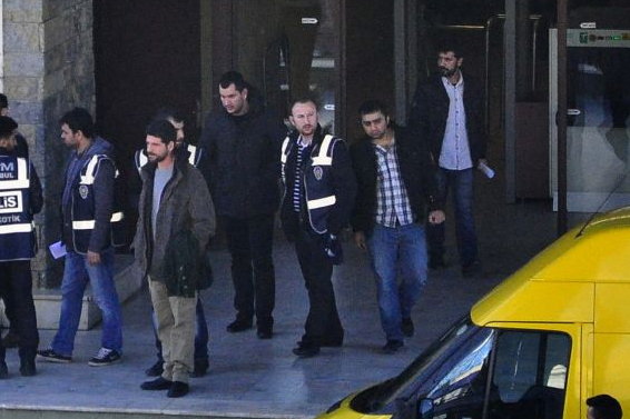  Gözaltına alınan ünlüler böyle görüntülendi - Resim: 4