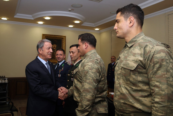 Hulusi Akar, madalya kazanan güreşçileri kabul etti - Resim: 0