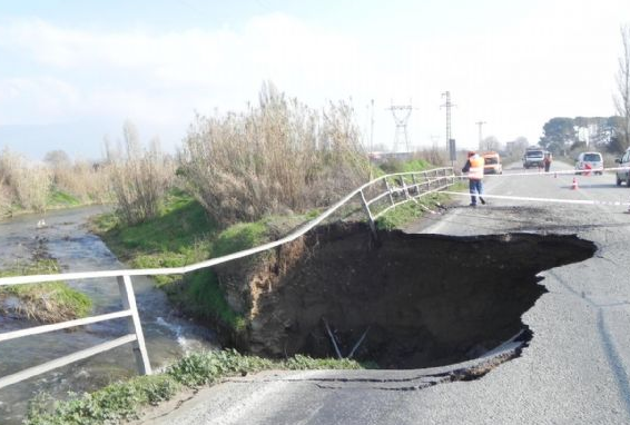 TIR geçti yol bu hale geldi - Resim: 1