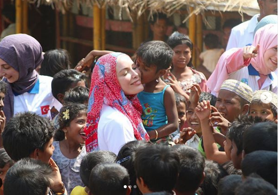 Gamze Özçelik moda dünyasına adım attı kıyafet tasarladı tesettürle kapanmıştı - Resim: 4