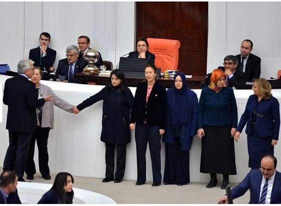 AK Partili kadın milletvekilleri divan önünde el ele tutuştular - Resim: 1