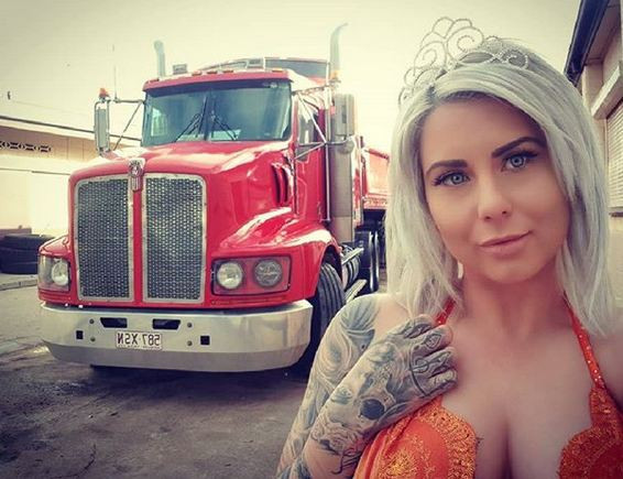 Ne şarkıcı ne oyuncu! O dünyanın en seksi kamyoncusu - Resim: 4