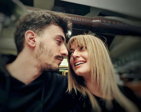 Pis Yedili dizisinin aşıkları evleniyor! Hazal Şenel ve Bertan Asllani yüzükleri taktı - Resim: 3